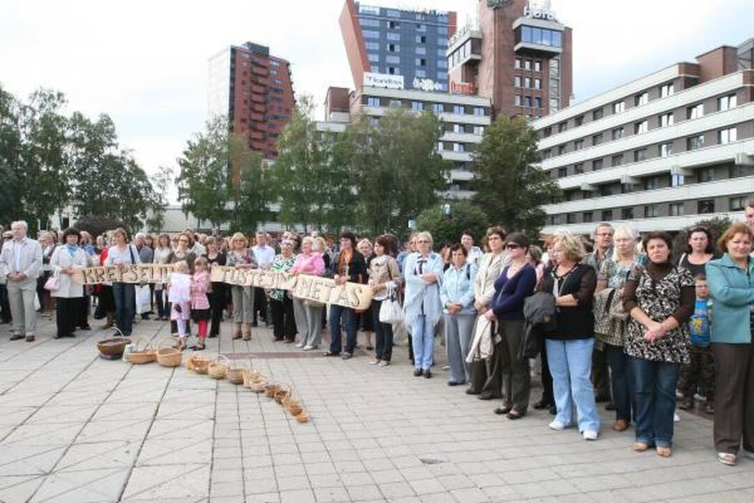 Klaipėdoje mokytojai mitingavo prieš algų mažėjimą