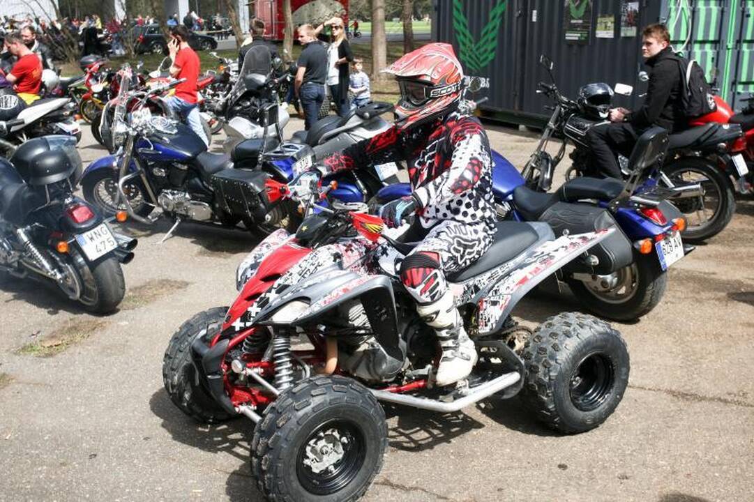 Triukšminga kolona sostinės gatvėse atidarytas baikerių sezonas