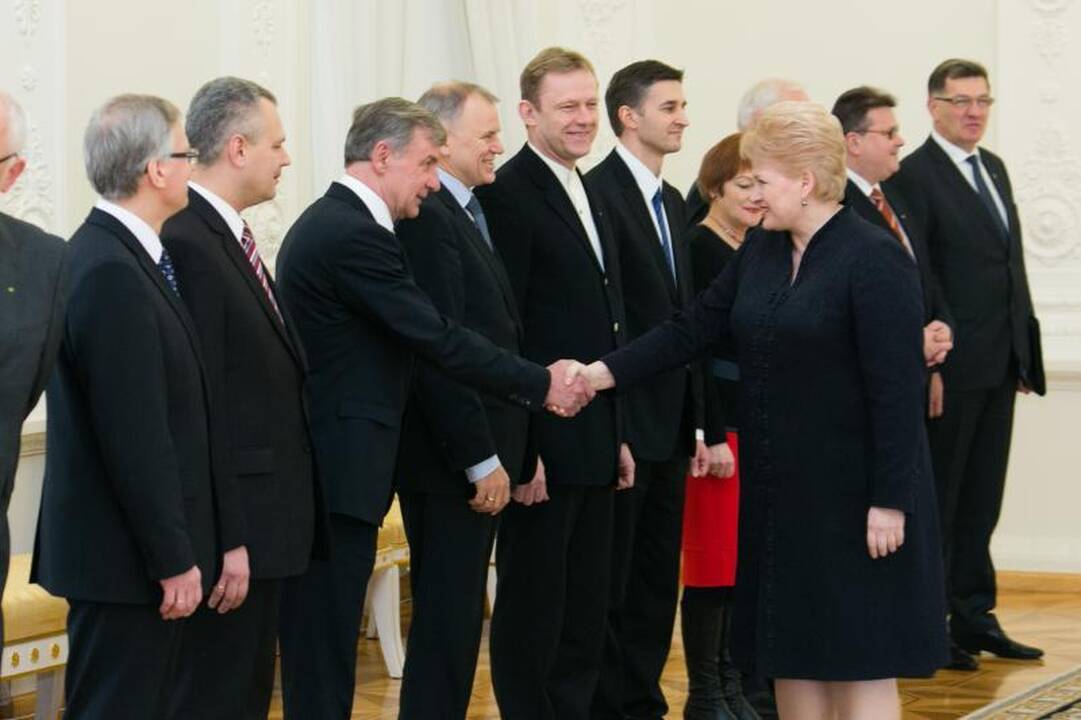 Dviejų kėdžių politikai atsisakyti nesiryžta