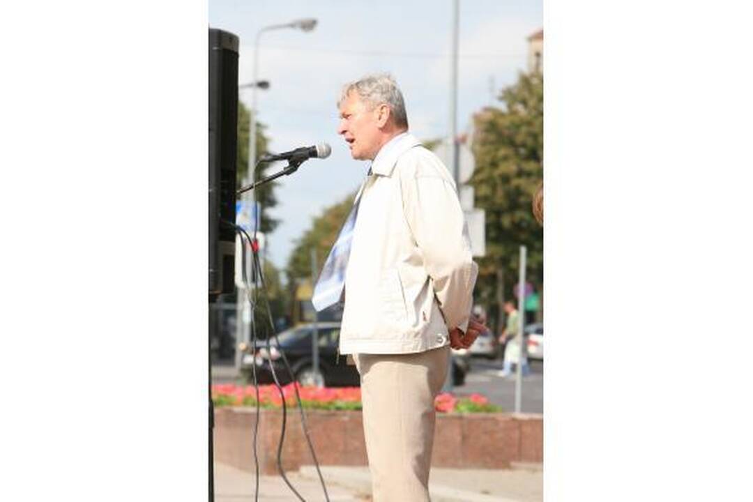 Klaipėdoje mokytojai mitingavo prieš algų mažėjimą