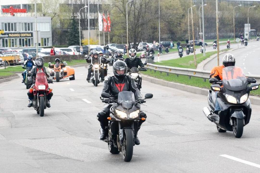 Triukšminga kolona sostinės gatvėse atidarytas baikerių sezonas