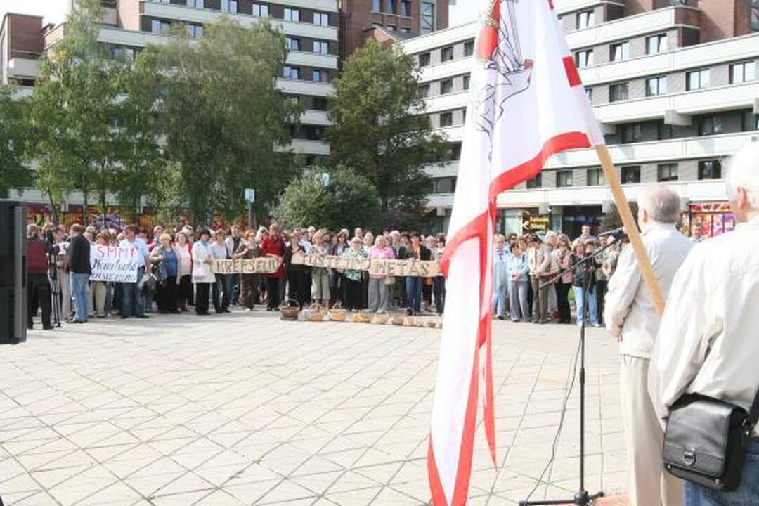 Klaipėdoje mokytojai mitingavo prieš algų mažėjimą