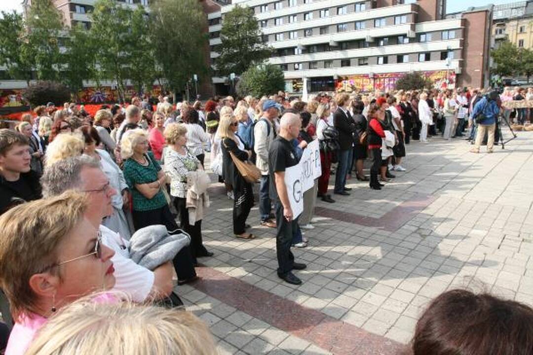 Klaipėdoje mokytojai mitingavo prieš algų mažėjimą