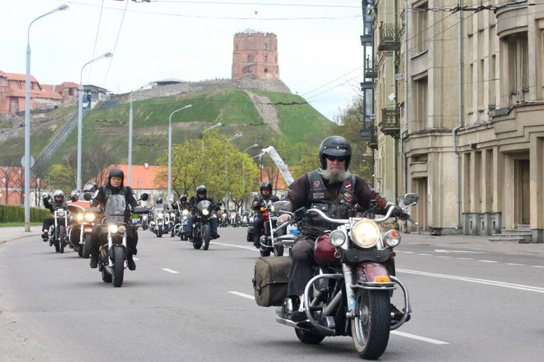 Triukšminga kolona sostinės gatvėse atidarytas baikerių sezonas