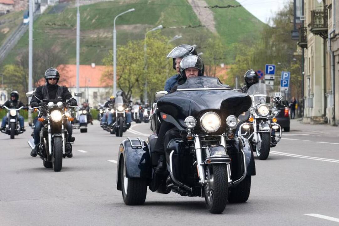 Triukšminga kolona sostinės gatvėse atidarytas baikerių sezonas