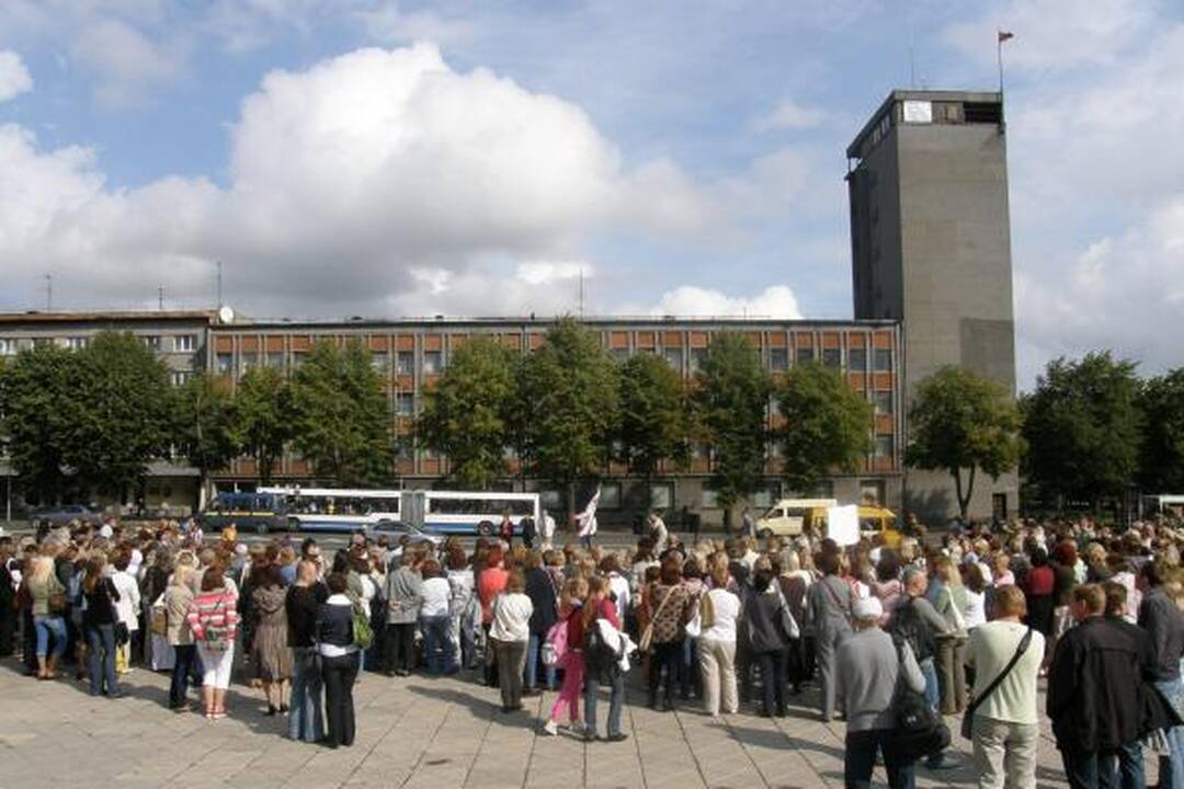 Klaipėdoje mokytojai mitingavo prieš algų mažėjimą