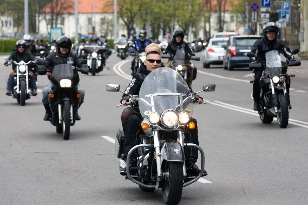 Triukšminga kolona sostinės gatvėse atidarytas baikerių sezonas