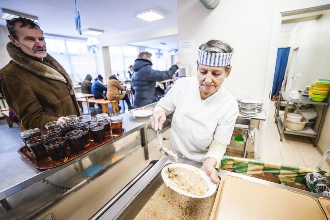 Prie nemokamos košės nusidriekė skurstančiųjų eilės