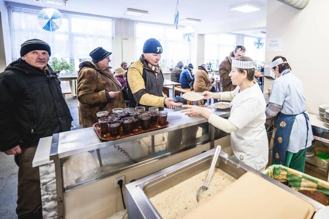 Prie nemokamos košės nusidriekė skurstančiųjų eilės