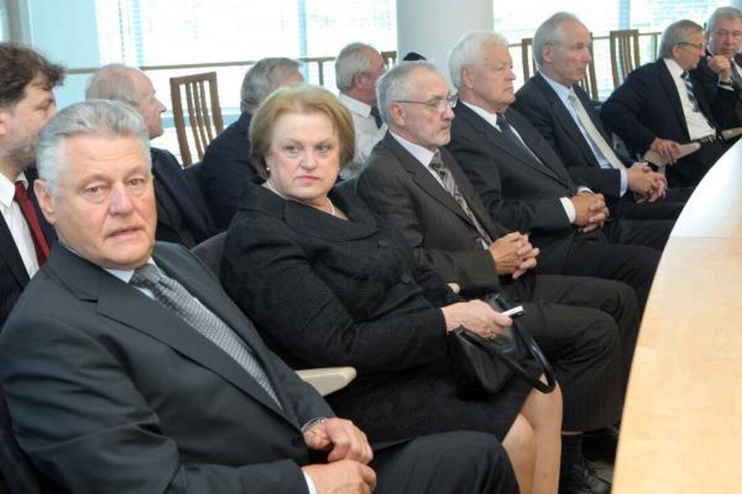 Žmonės ateina pasakyti "sudie" išėjusiam prezidentui