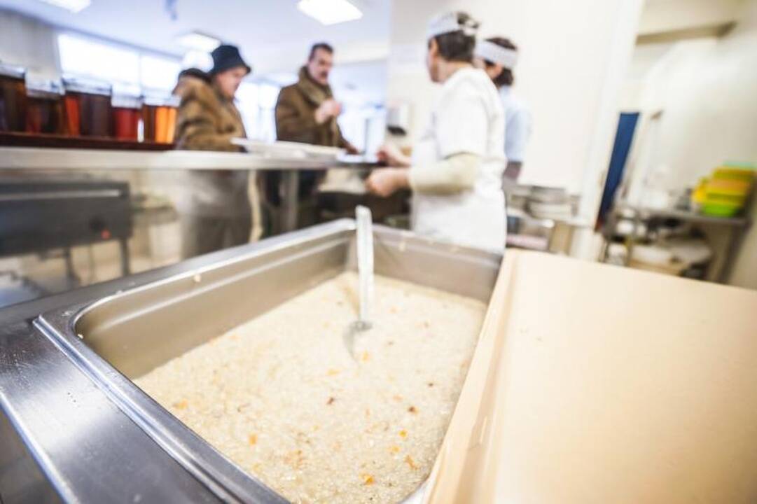Prie nemokamos košės nusidriekė skurstančiųjų eilės
