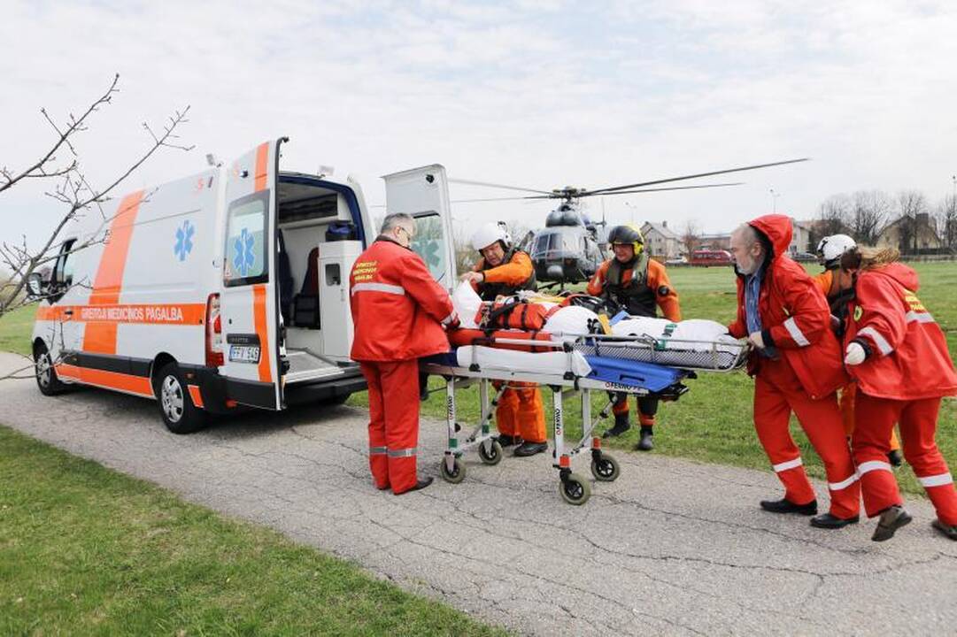 Kelto įgulos narys sraigtasparniu pristatytas į ligoninę