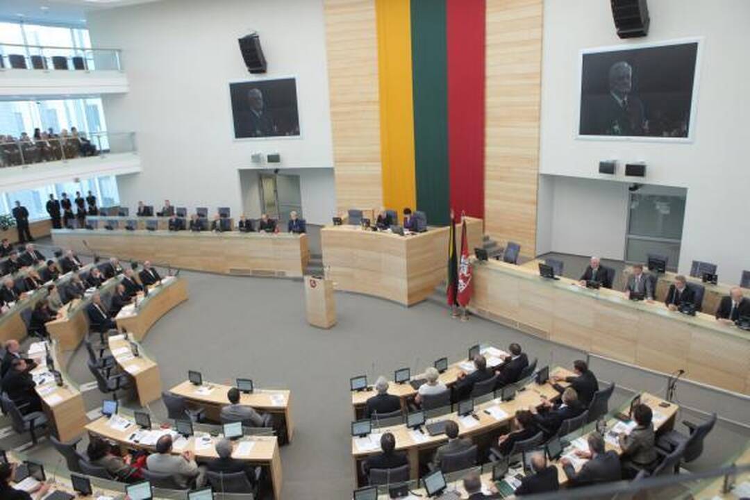 Žmonės ateina pasakyti "sudie" išėjusiam prezidentui