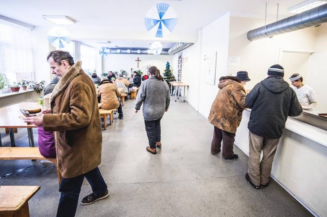 Prie nemokamos košės nusidriekė skurstančiųjų eilės