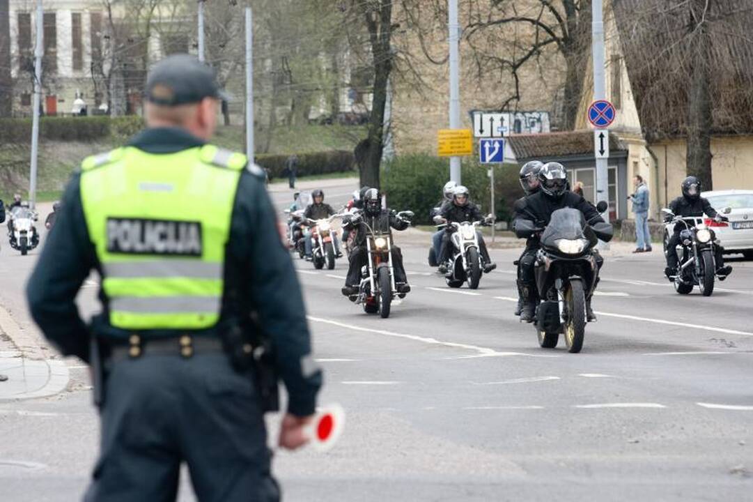 Triukšminga kolona sostinės gatvėse atidarytas baikerių sezonas