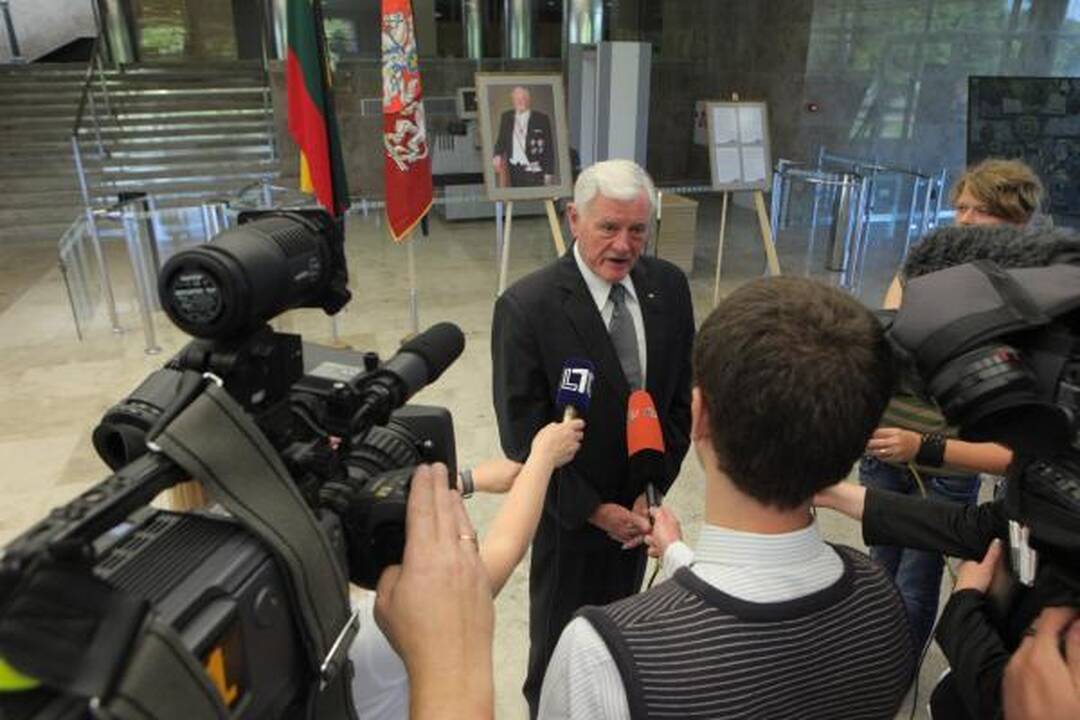 Žmonės ateina pasakyti "sudie" išėjusiam prezidentui