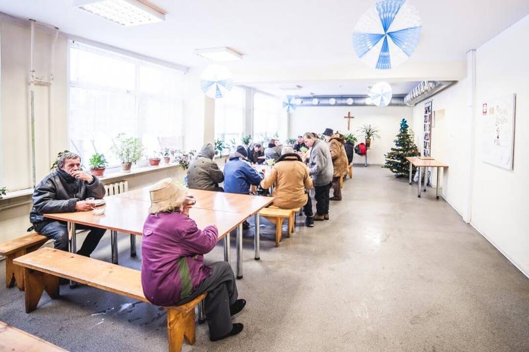 Prie nemokamos košės nusidriekė skurstančiųjų eilės