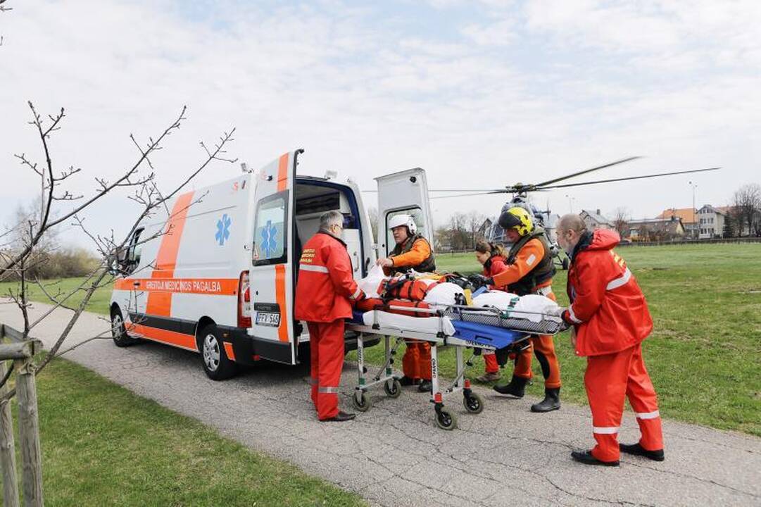 Kelto įgulos narys sraigtasparniu pristatytas į ligoninę