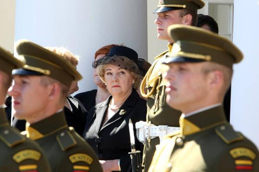 Žmonės ateina pasakyti "sudie" išėjusiam prezidentui