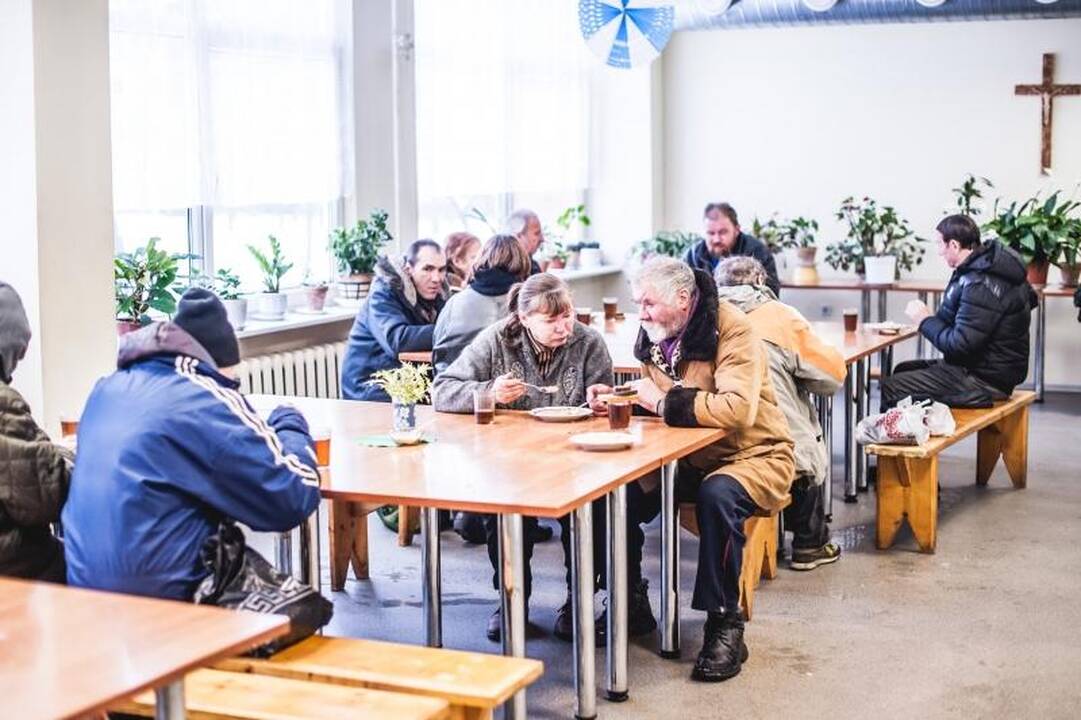 Prie nemokamos košės nusidriekė skurstančiųjų eilės