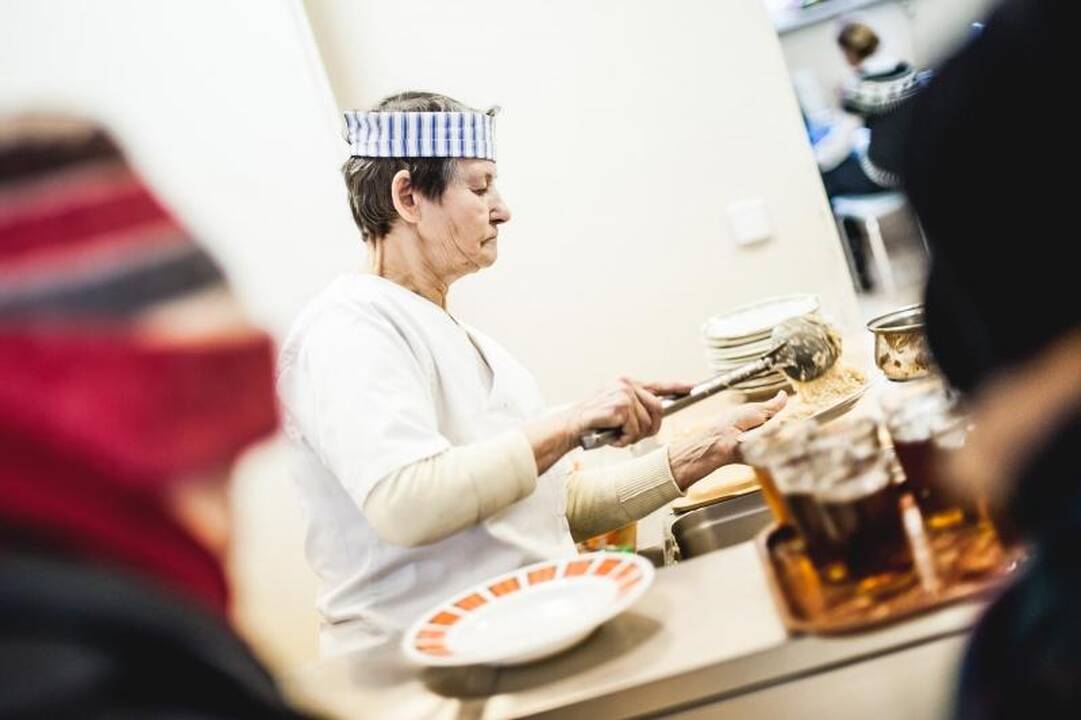 Prie nemokamos košės nusidriekė skurstančiųjų eilės