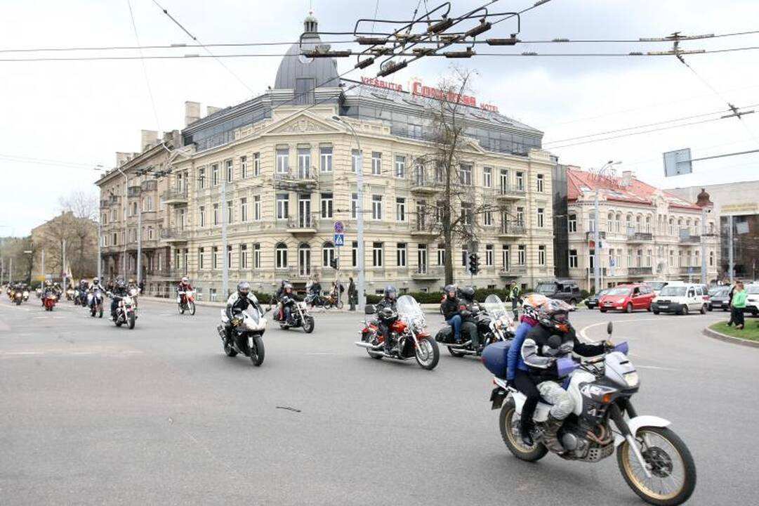 Triukšminga kolona sostinės gatvėse atidarytas baikerių sezonas