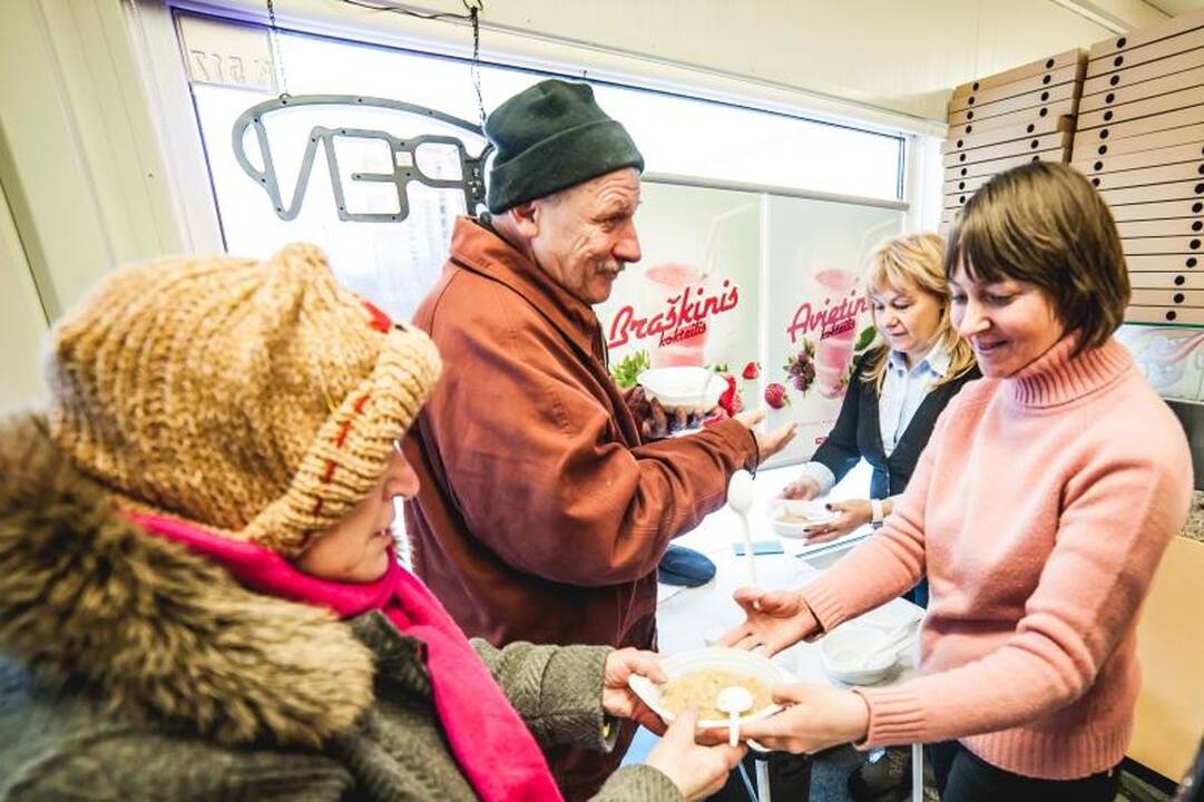 Prie nemokamos košės nusidriekė skurstančiųjų eilės