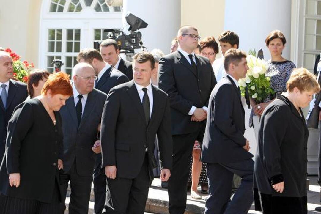Žmonės ateina pasakyti "sudie" išėjusiam prezidentui