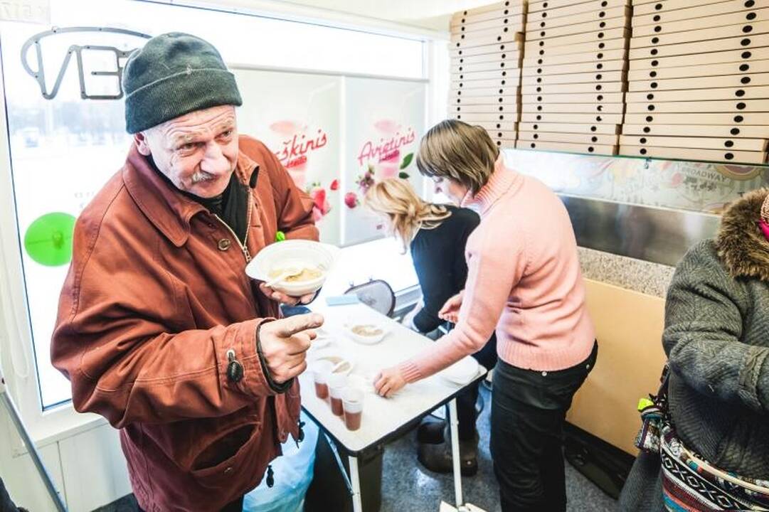 Prie nemokamos košės nusidriekė skurstančiųjų eilės