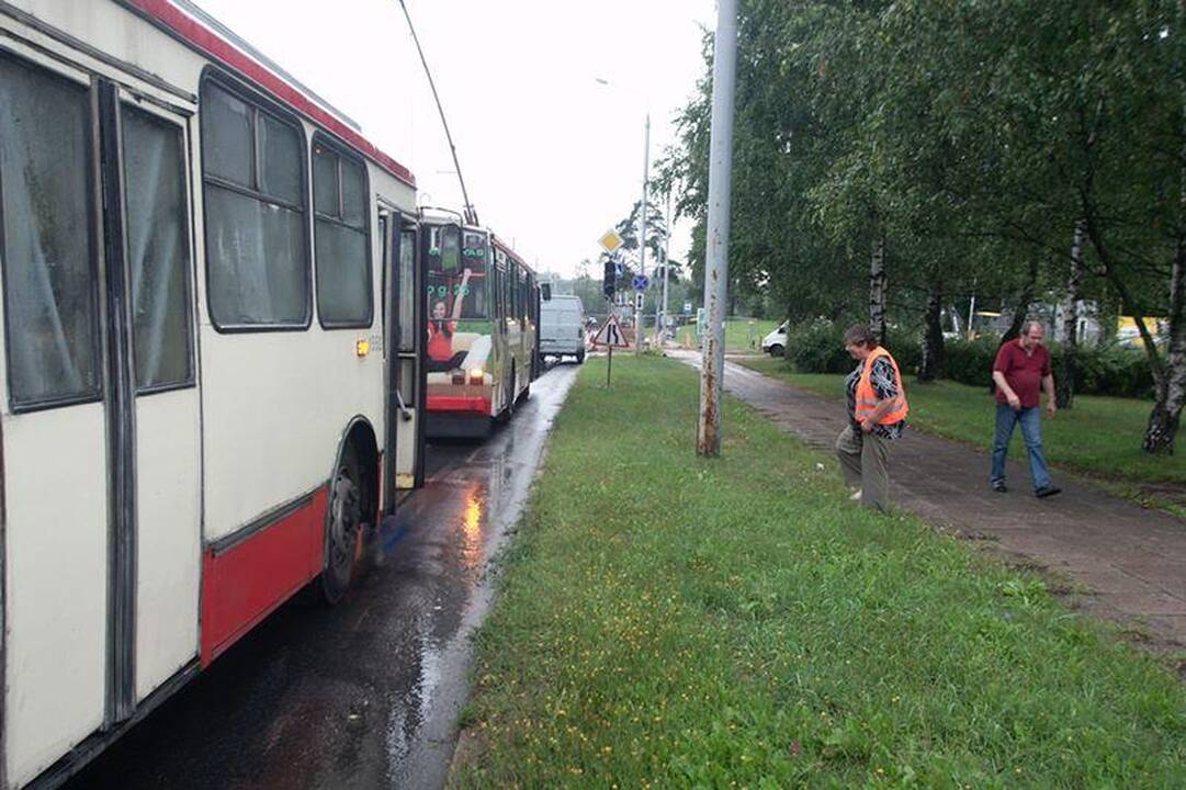 Prasivėrus duobei Antakalnyje sustabdytas eismas