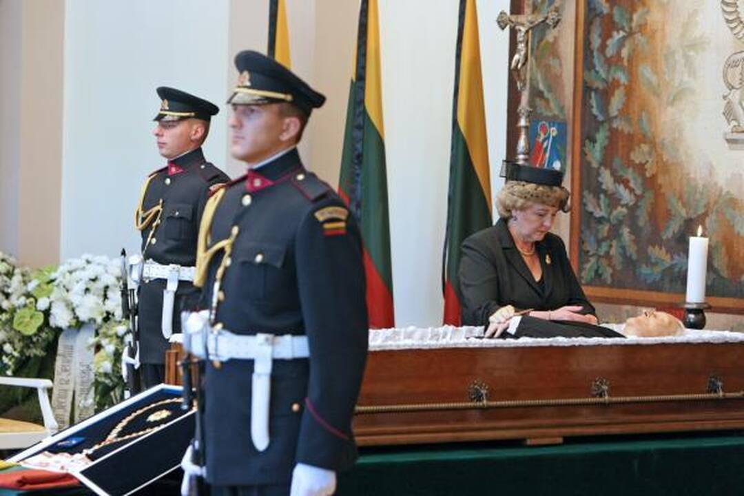 Žmonės ateina pasakyti "sudie" išėjusiam prezidentui