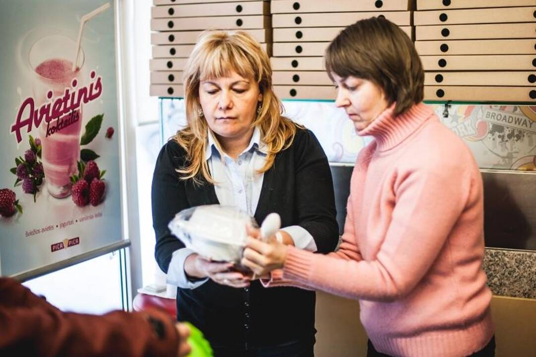 Prie nemokamos košės nusidriekė skurstančiųjų eilės