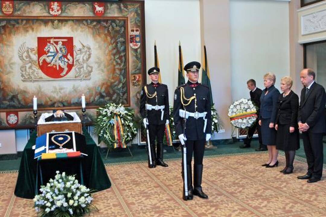 Žmonės ateina pasakyti "sudie" išėjusiam prezidentui