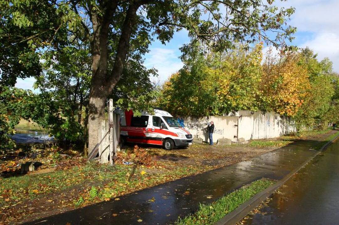 Griuvėsiuose prispaustą vyrą gelbėjo mažiausiai pusvalandį