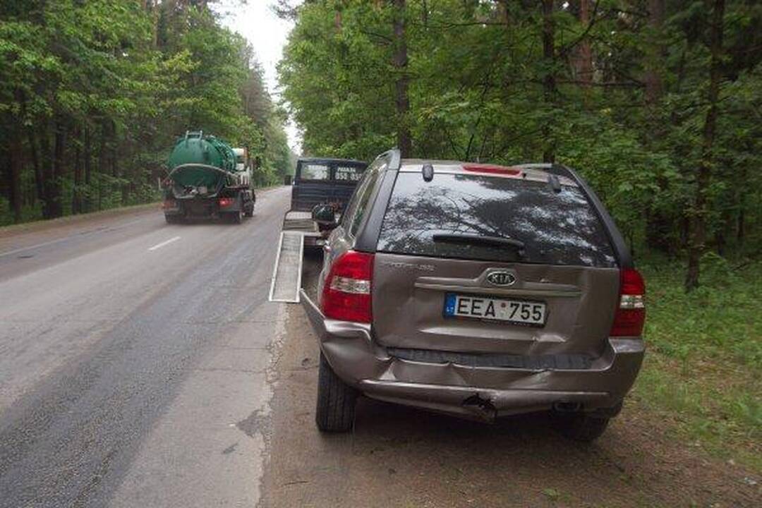 Sostinėjė susidūrė keli automobiliai