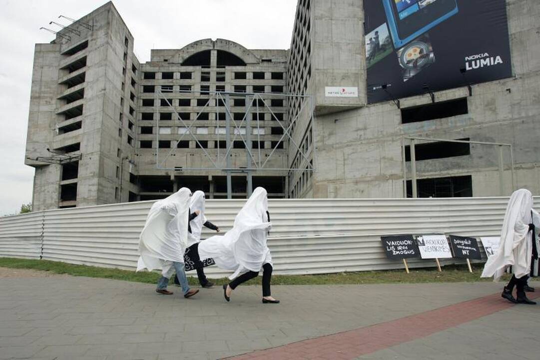 Prie apleisto viešbučio – „vaiduoklių“ protestas