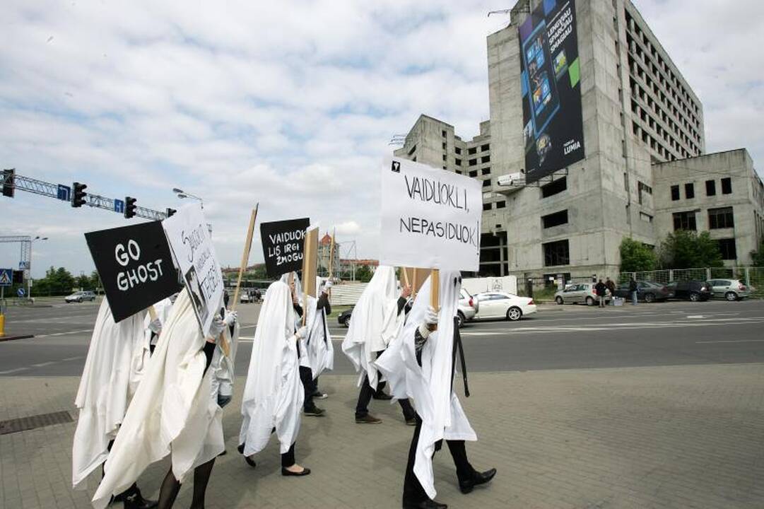 Prie apleisto viešbučio – „vaiduoklių“ protestas
