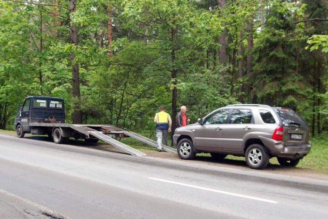 Sostinėjė susidūrė keli automobiliai