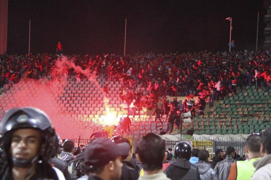 Egipte per futbolo aistruolių riaušes žuvo mažiausiai 74 žmonės
