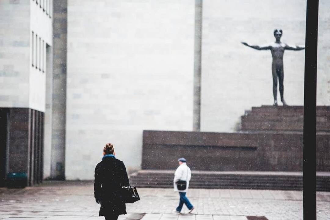 Sniegas         kelininkų     į    Kauno      gatves neišvijo