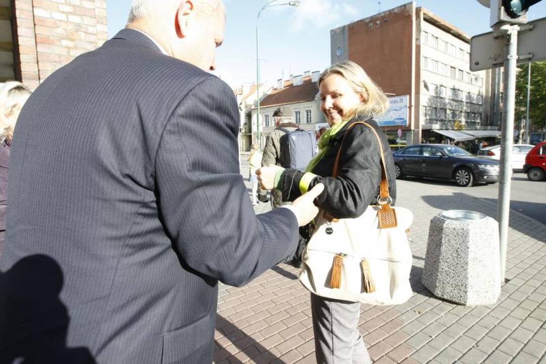 Šviesiaplaukei atšvaitą miesto meras užsegė ir ant kojos