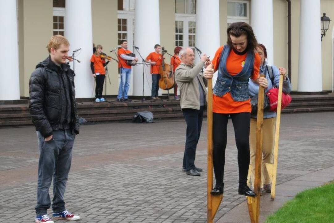 Prezidentūros kiemelyje - timborelo, ripka ir paplūdimio tinklinis