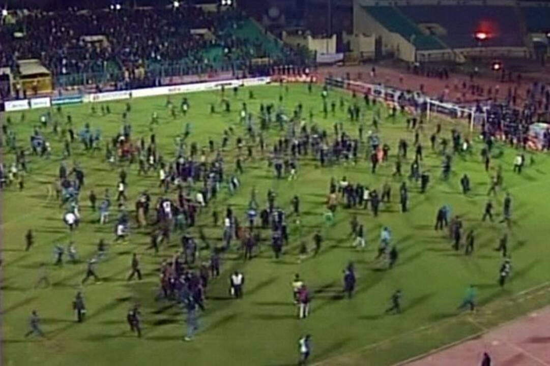 Egipte po futbolo aistruolių riaušių atleistas miesto saugumo vadovas