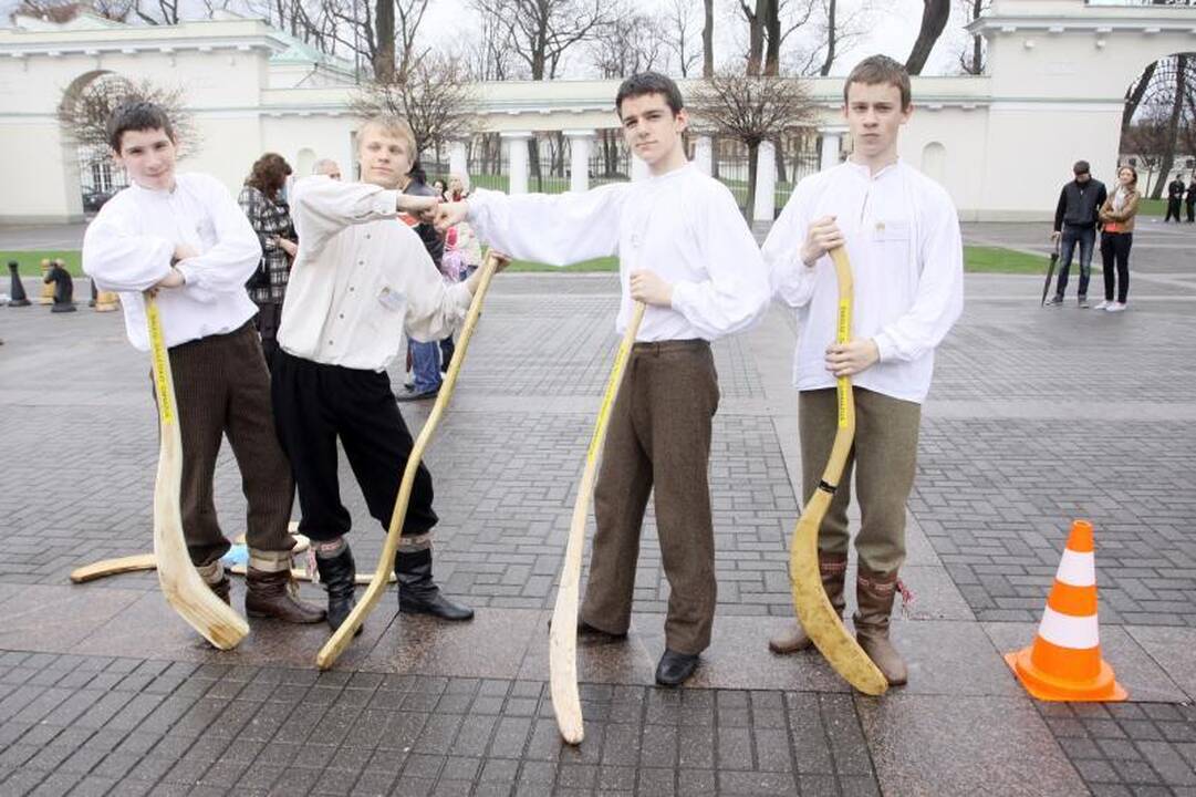 Prezidentūros kiemelyje - timborelo, ripka ir paplūdimio tinklinis