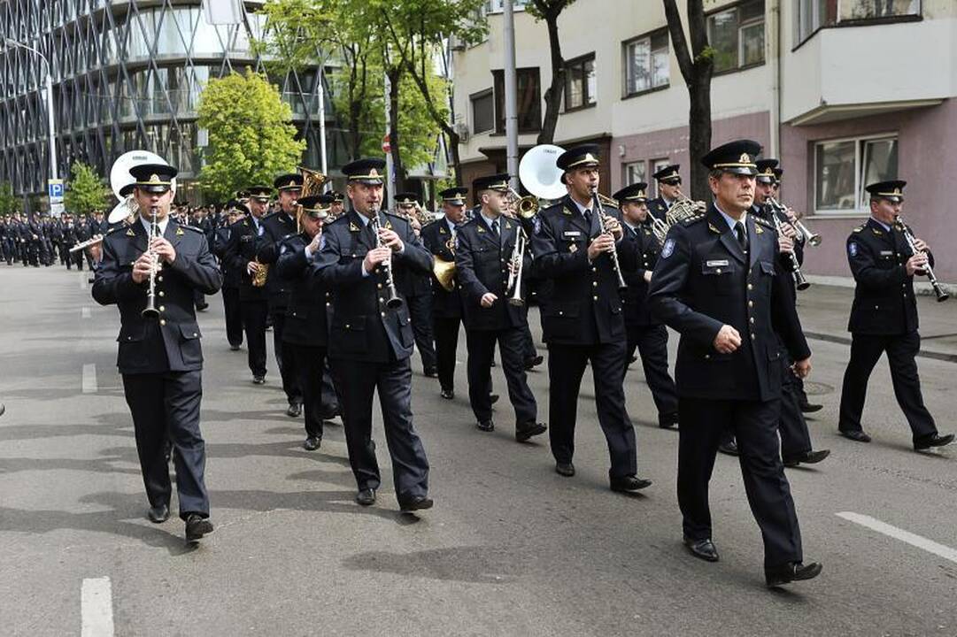 Miesto gatvėmis žygiavo šventiškai nusiteikę ugniagesiai