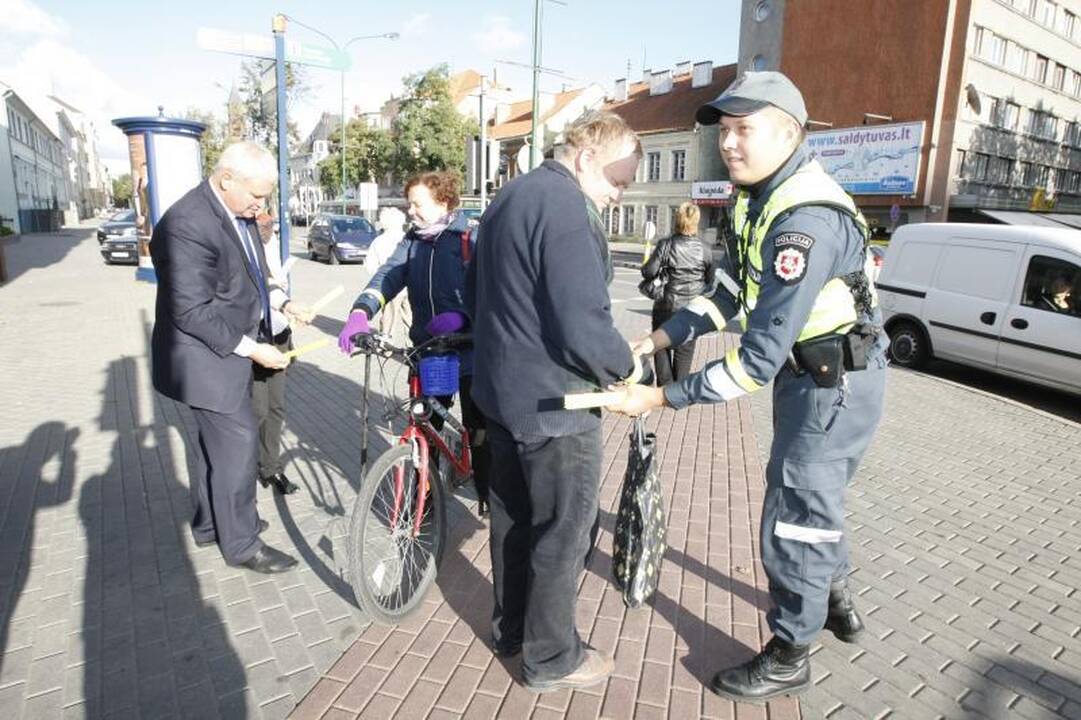 Šviesiaplaukei atšvaitą miesto meras užsegė ir ant kojos