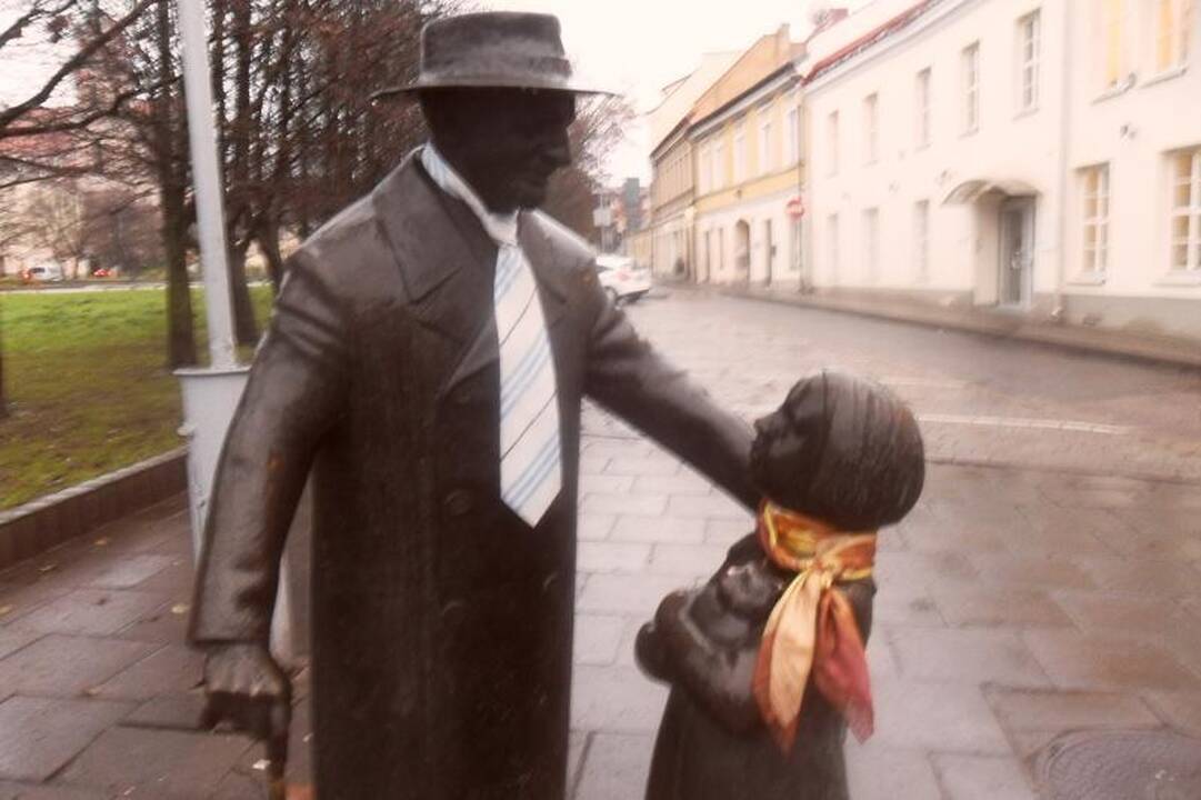 Daktarui Aiskaudai praeiviai parišo kaklaryšį