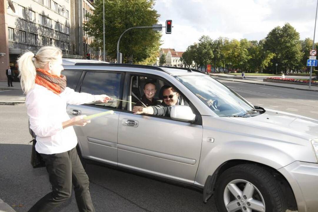 Šviesiaplaukei atšvaitą miesto meras užsegė ir ant kojos