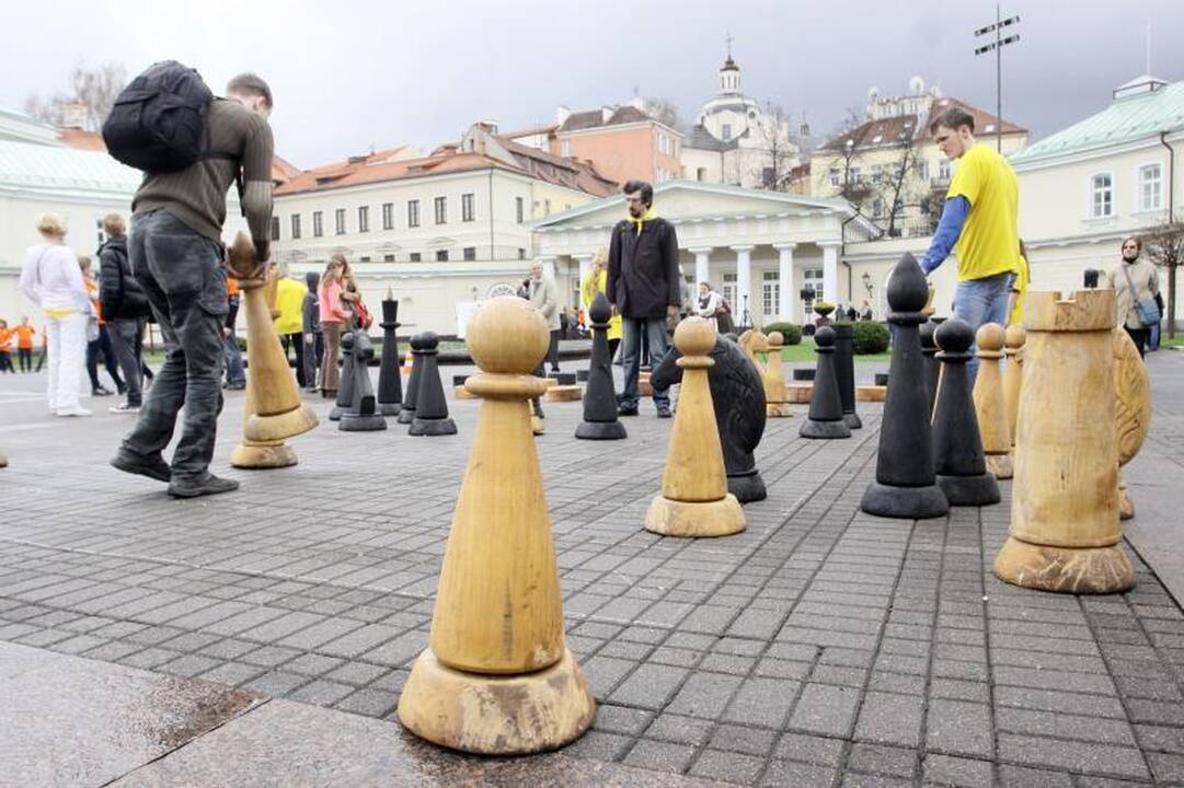 Prezidentūros kiemelyje - timborelo, ripka ir paplūdimio tinklinis