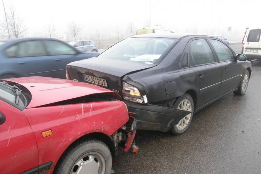 Šilutės plente susidūrė trys lengvieji automobiliai